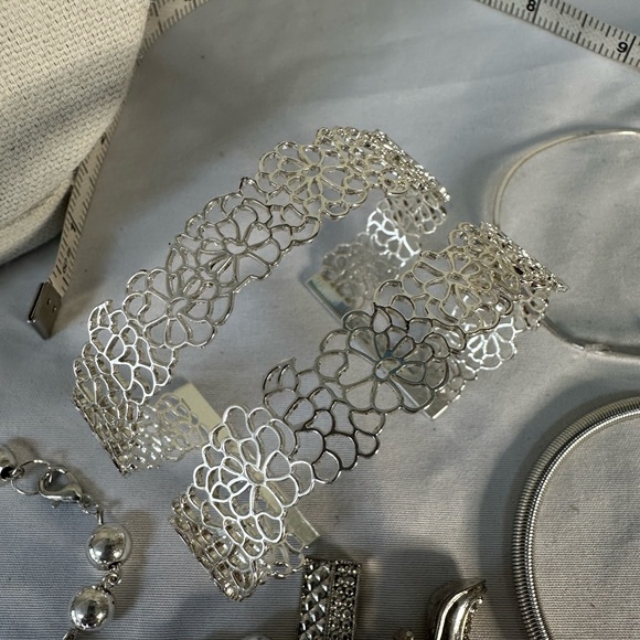 Group of 7 silvertone bracelets - Picture 8 of 9